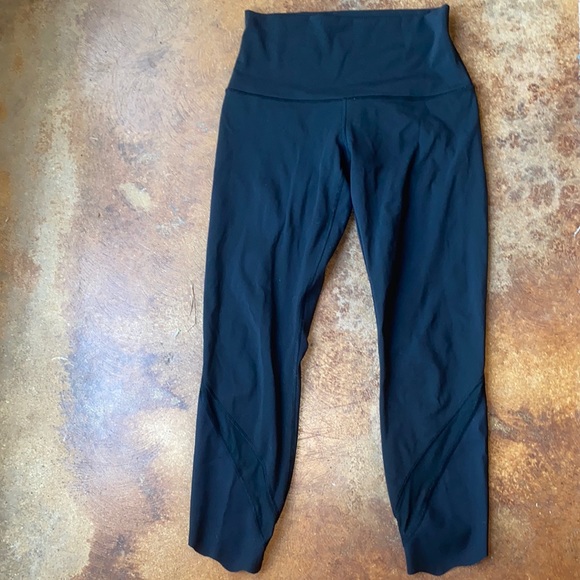 Lululemon Wunder Under Scalloped Hem High-Rise Luxtreme 23” Black Legging, Sz 6 - Picture 4 of 4